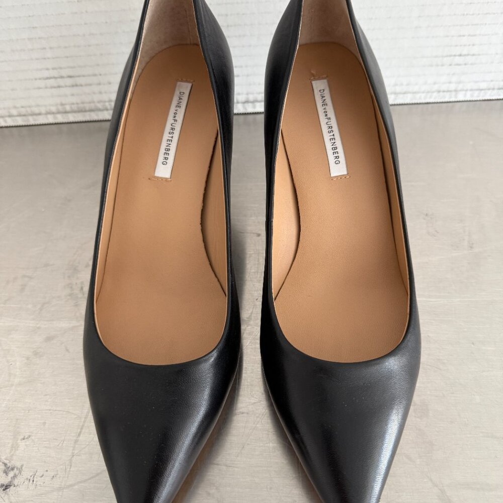 DIANE VON FURSTENBERG  Classic Black Leather Pumps Size 10